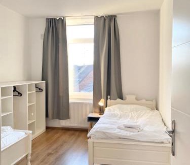 Rheinhausen Apartment | 3 Rooms, free Parking, 25 min to Düsseldorf, 200 Mbps WLAN