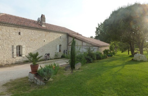 Laroque-Timbaut House | 3-star gîte, 8 people, stone house, swimming pool, close to shops.