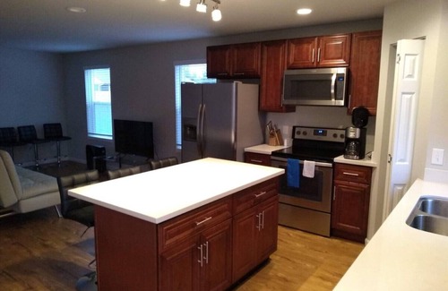 Renton House | ★ 3 Townhomes with Smart TV & Blackout Curtains