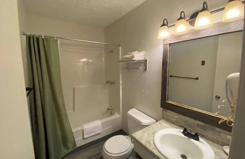Cooksburg Apartment | 3-Vineyard Room