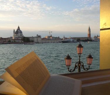 Isola San Giorgio Maggiore Apartment | 3 Windows on St Mark - Waterfront Apartment