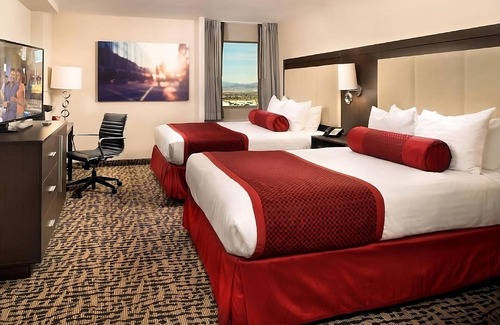 Gateway District Hotel | 3 x Elite 2 Queens at The STRAT Hotel, Casino & Tower