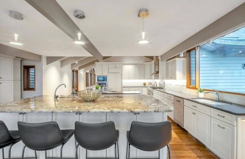 Cornwall House | 30-acre Mountaintop Estate Surrounded by Nature and Incredible 360º Views