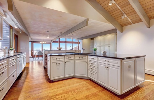 Cornwall House | 30-acre Mountaintop Estate Surrounded by Nature and Incredible 360º Views
