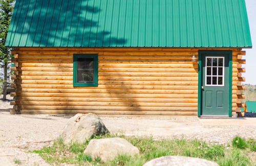 Columbia Falls Cabin | #30 - Flagpole View Cabins - Deluxe Cabin