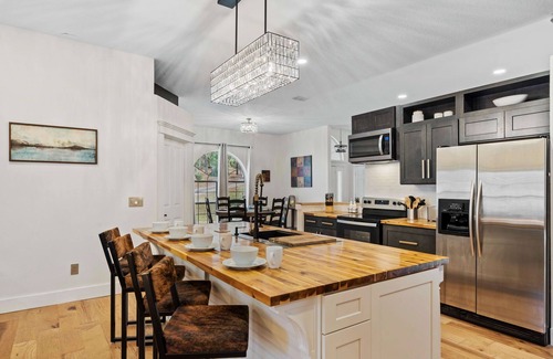 Fellowship House | 30 miles from UF, 15 min to WEC, Ocala Speedway, I75, 20 min to downtown Ocala