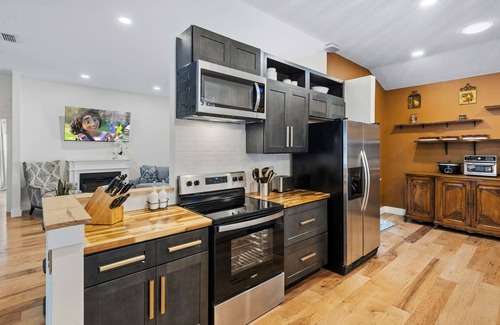 Fellowship House | 30 miles from UF, 15 min to WEC, Ocala Speedway, I75, 20 min to downtown Ocala