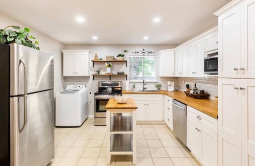West Arlington House | 30+ Night House in Arlington, TX BIG yard!