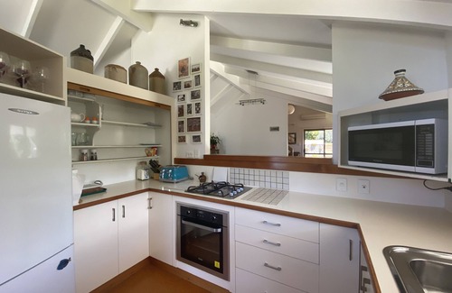 Wainui House | 30 secs to the beach. Watch the waves from the table. Rent option Apl-Oct 2025