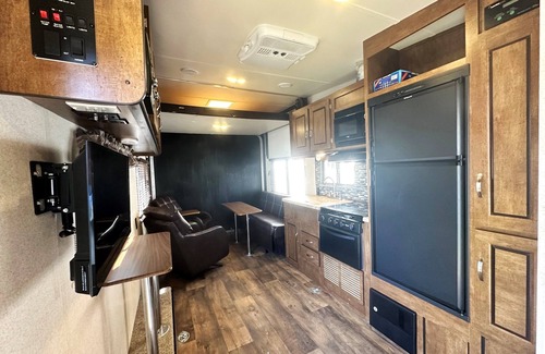 Kensington House | 30" Trailer, Sleeps 4, Available for Calgary Stampede in Hillhurst, Downtown