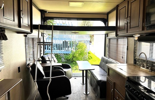 Kensington House | 30" Trailer, Sleeps 4, Available for Calgary Stampede in Hillhurst, Downtown