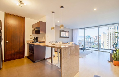 Patio Bonito Apartment | 300 Mbps WIFI+ 10min Lleras Park+ 24-7doorman +AC