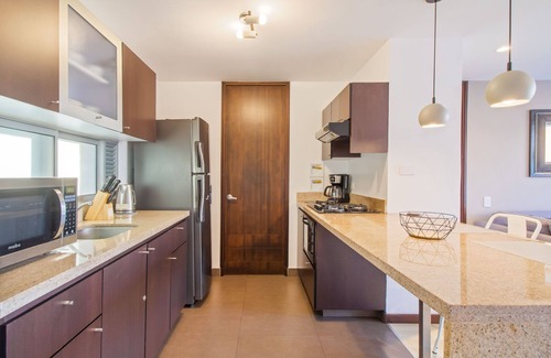 Patio Bonito Apartment | 300 Mbps WIFI+ 10min Lleras Park+ 24-7doorman +AC