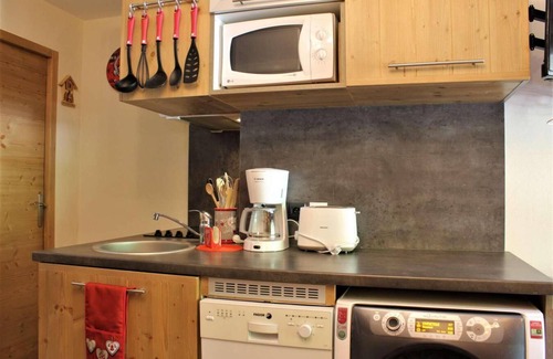 Risoul Apartment | 300m from resort center, 4th floor, view ski slopes, fitness, swimming pool, sauna, balcony, tv