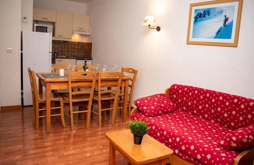 Saint-Etienne-en-Devoluy Apartment | 300m from shops, 1st floor, fitness, swimming pool, sauna, balcony, parking, tv, ski locker, 45m²