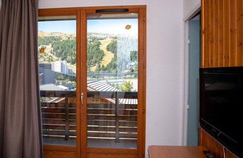 Saint-Etienne-en-Devoluy Apartment | 300m from shops, 1st floor, fitness, swimming pool, sauna, balcony, parking, tv, ski locker, 45m²