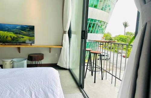 Ninh Kieu Apartment | 303MSNK Luxe Spacious Studio l Balcony
