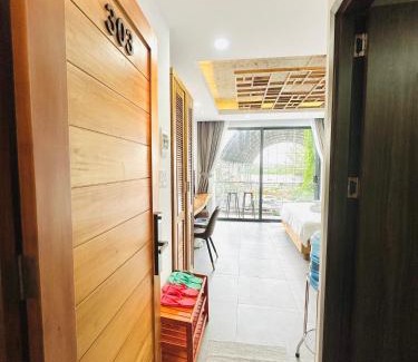 Ninh Kieu Apartment | 303MSNK Luxe Spacious Studio l Balcony
