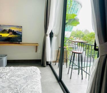 Ninh Kieu Apartment | 305MSNK Luxe Twin Studio I Balcony & Kitchen