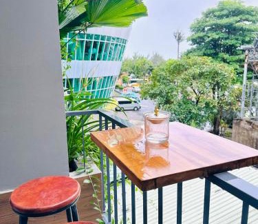 Ninh Kieu Apartment | 305MSNK Luxe Twin Studio I Balcony & Kitchen