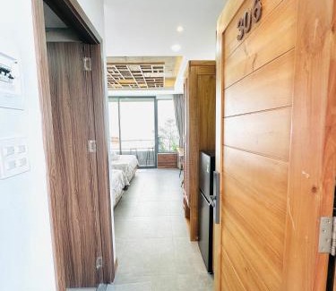 Ninh Kieu Apartment | 306MSNK Luxe Twin Studio l Balcony & Kitchen