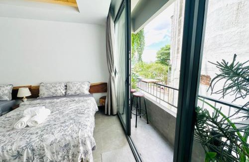 Ninh Kieu Apartment | 306MSNK Luxe Twin Studio l Balcony & Kitchen