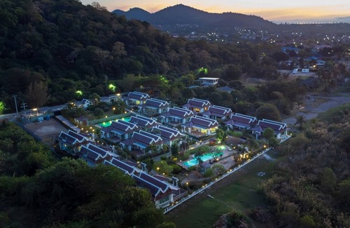 Pranburi Villa | 30° in February nestles into the Khao Tao mountains