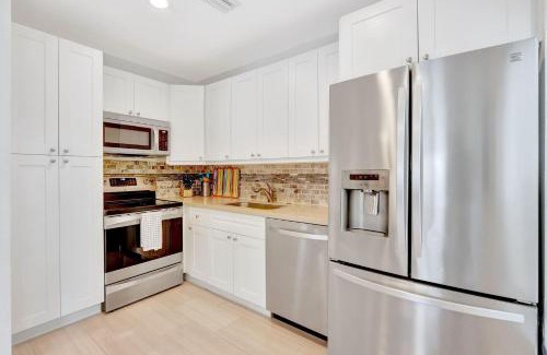 Hendricks and Venice Isles Apartment | 320-1 Las Olas Boulevard