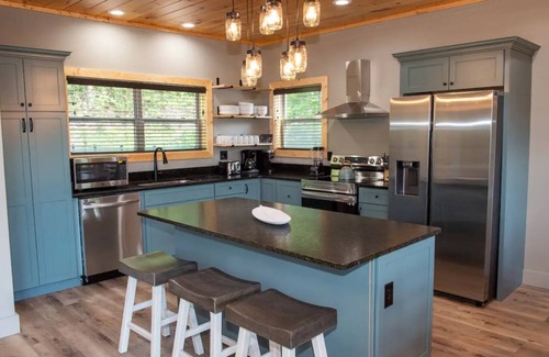Wears Valley Cabin | 3410 sq ft Very Large-Pool Community cabin, Mountain Views-4 King beds-POOL tble