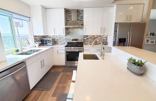 Walnut House | 35% off when 1Mo+! ! Location! VIEWS! BIG Pool!