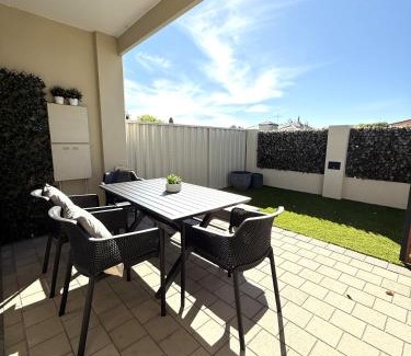 Pearsall House | 38 Suburban Retreat 3br 2ba Babyfriendly