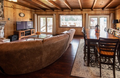 Jonesville House | 391-acre ranch home with private lake, pier, amazing views & game room