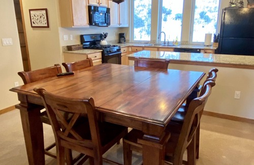 Rendezvous House | 3bd/2.5bth Townhome w/attached garage + Arcade game - Walk to free bus stop