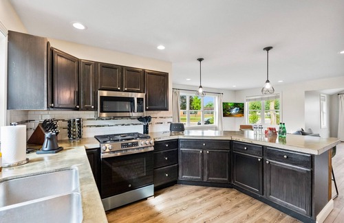 Elkhart House | 3BD/2 Modern Home: 5m DT Elkhart |30m to ND +BBQ