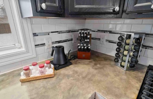 Elkhart House | 3BD/2 Modern Home: 5m DT Elkhart |30m to ND +BBQ