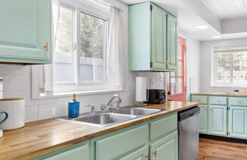 South Side Flats House | 3bd - BBQ & Hot Tub - Centrally Located