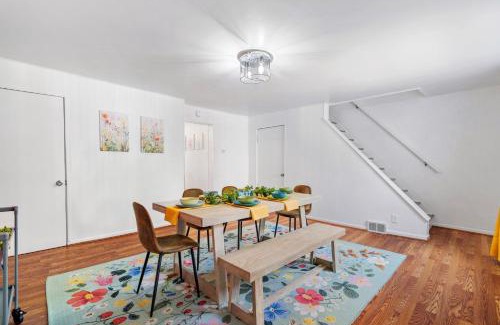 South Side Flats House | 3bd - BBQ & Hot Tub - Centrally Located