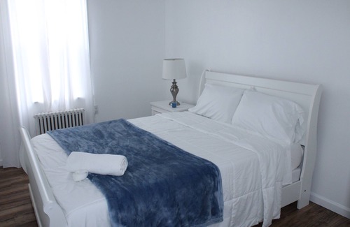 Wallington Apartment | 3BD, Fast Wifi near NYC, American Dream & MetLife! Free coffee & Snacks