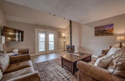 Baldy Mountain House | 3BD Next to Bus Stop, 8 Min To Gondola