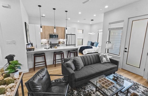 Riverside Terrace House | 3BD Spacious Retreat Fast Wi-Fi, Parking, Gym