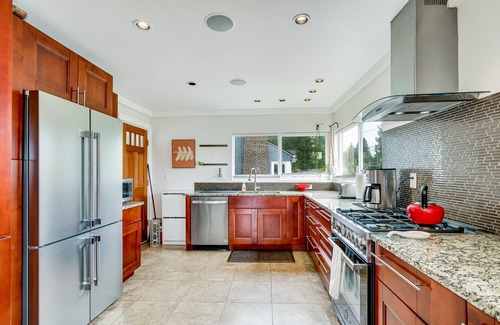 Seattle Metro Area House | 3bd w/Lake Views and Chef's Kitchen