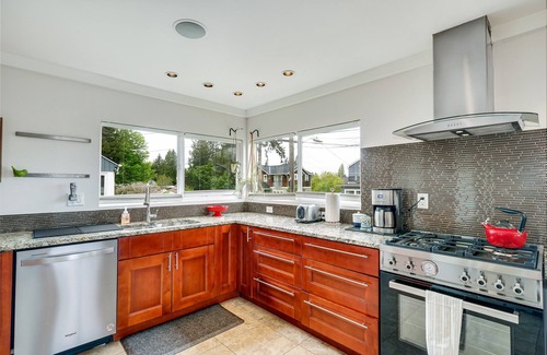 Seattle Metro Area House | 3bd w/Lake Views and Chef's Kitchen