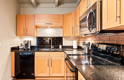 Hancock House | 3bdrm 10 mins Downtown, Next to UT, Outdoor Dining & Grill