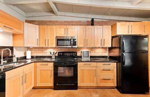 Hancock House | 3bdrm 10 mins Downtown, Next to UT, Outdoor Dining & Grill