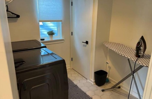 Urban Core House | 3bed/3bath Historic Retreat with Modern Interior/Ammenities Pool/HotTub