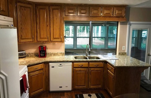 Fayetteville House | 3Bedroom 2 Bath Home. Close to Trilith Studio's Airport… shopping mall.