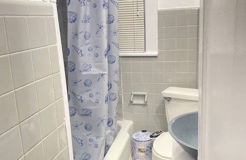 Teaneck Apartment | 3bedroom apartment in Teaneck with AC, WiFi, 12 miles from Times Square NYC.