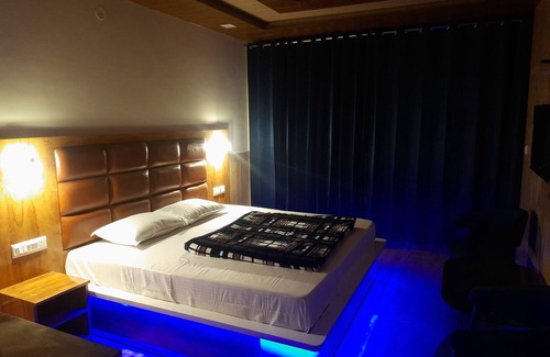 Taradevi Bed & Breakfast | 3BHK Premium Apartment with parking in Shimla - Aagaman Woods