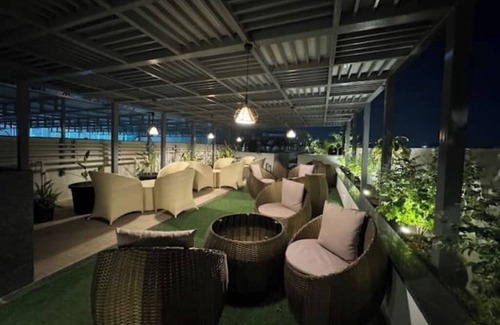 Aundh Apartment | 3bhk with Skylounge & pool