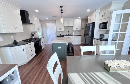 Schenectady House | 3Br, 1.5Ba Full Kitchen Central AC, Heat BBQ Firepit Spacious Equiped Generator+